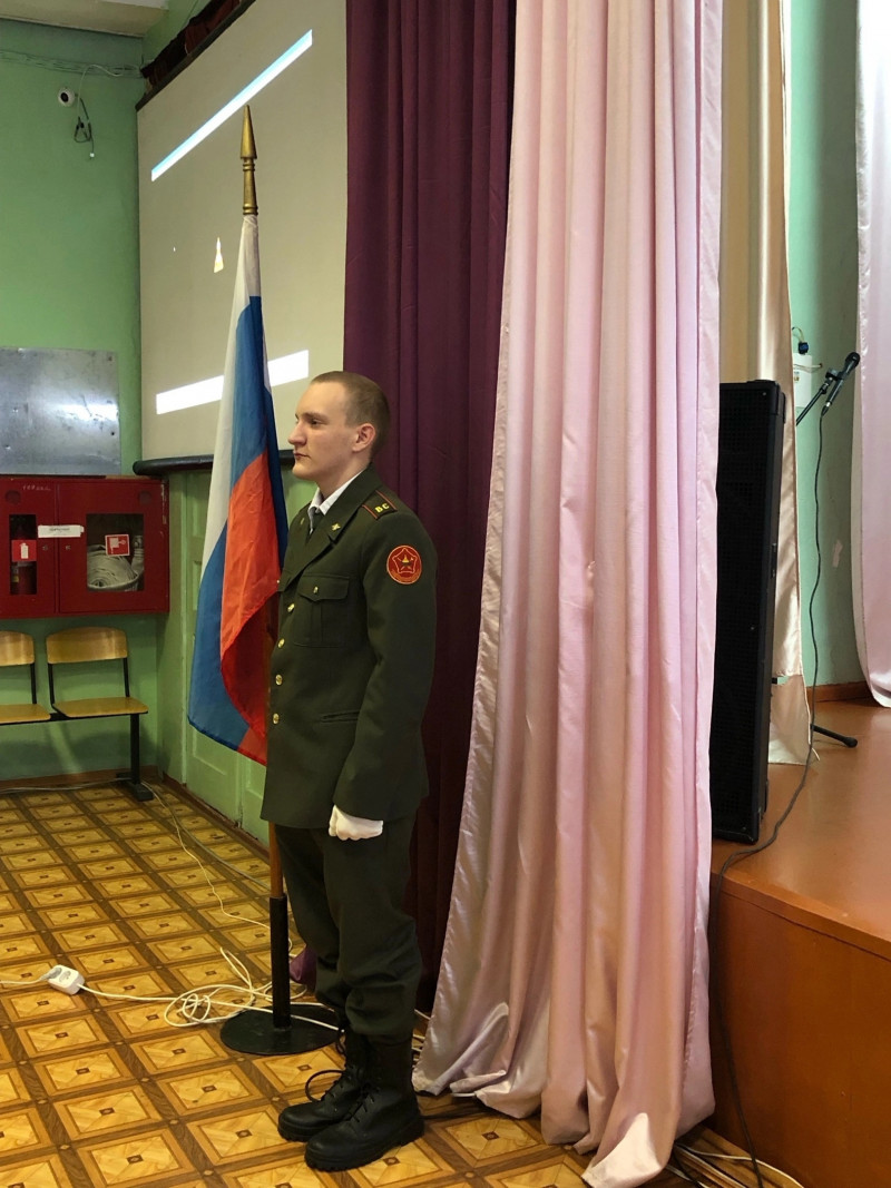 Еженедельная линейка с поднятием государственного флага под гимн РФ - Бологовский колледж