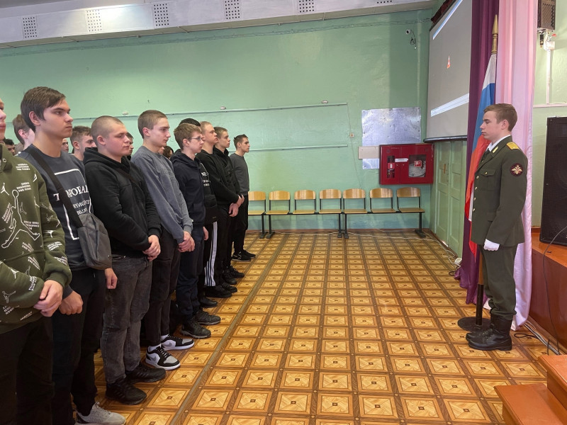 Еженедельная линейка и церемония поднятия Государственного флага Российской Федерации - Бологовский колледж